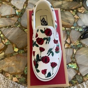 Super cute 🌹 rose pattern slip on Vans!